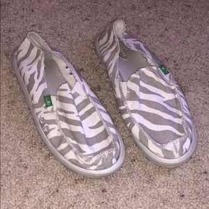 Sanuk slide on shoes. Debra print grey/white